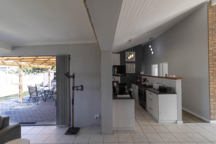 4 Bedroom Property for Sale in Sandbaai Western Cape